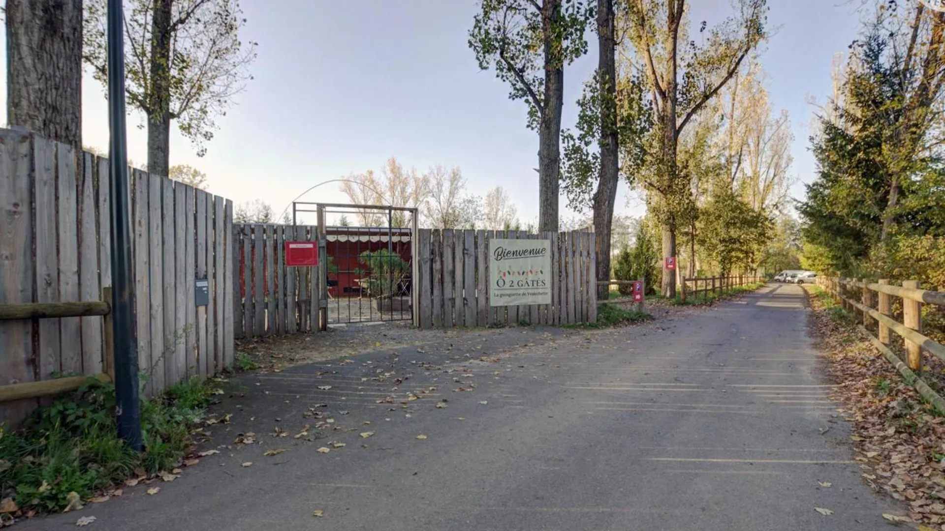 Chalets Confortables Au Bord D'Un Etang Avec Terrasse, Jardin Et Nombreuses Activites. - Fr-1-496-78 Veauchette France