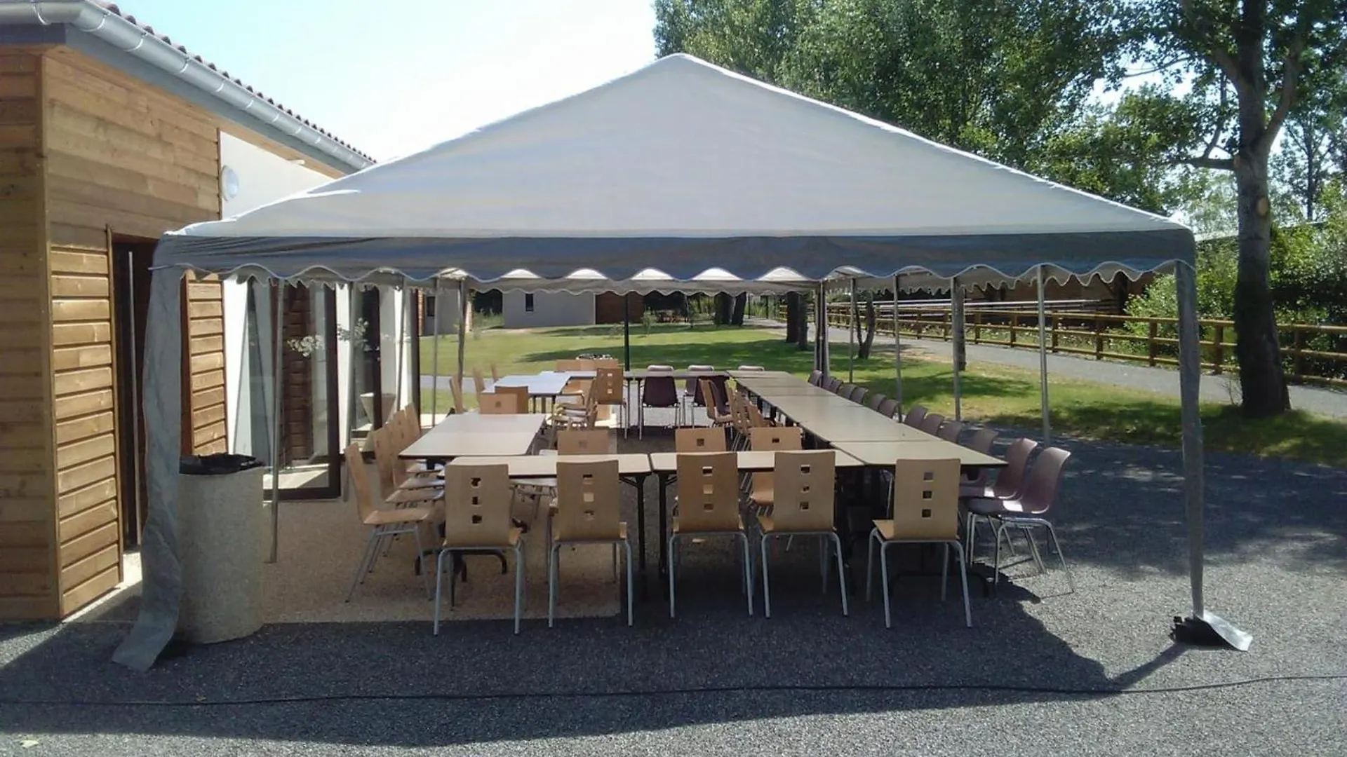 Chalets Confortables Au Bord D'Un Etang Avec Terrasse, Jardin Et Nombreuses Activites. - Fr-1-496-78 Veauchette 0*,  France