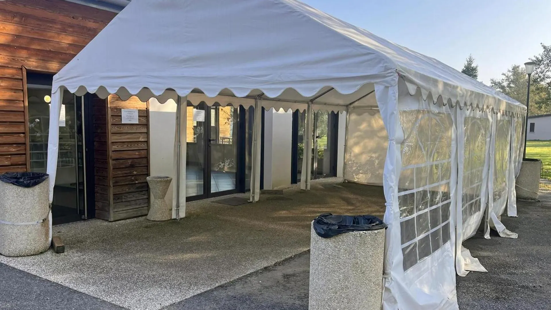 Holiday home Chalets Confortables Au Bord D'Un Etang Avec Terrasse, Jardin Et Nombreuses Activites. - Fr-1-496-78 Veauchette France