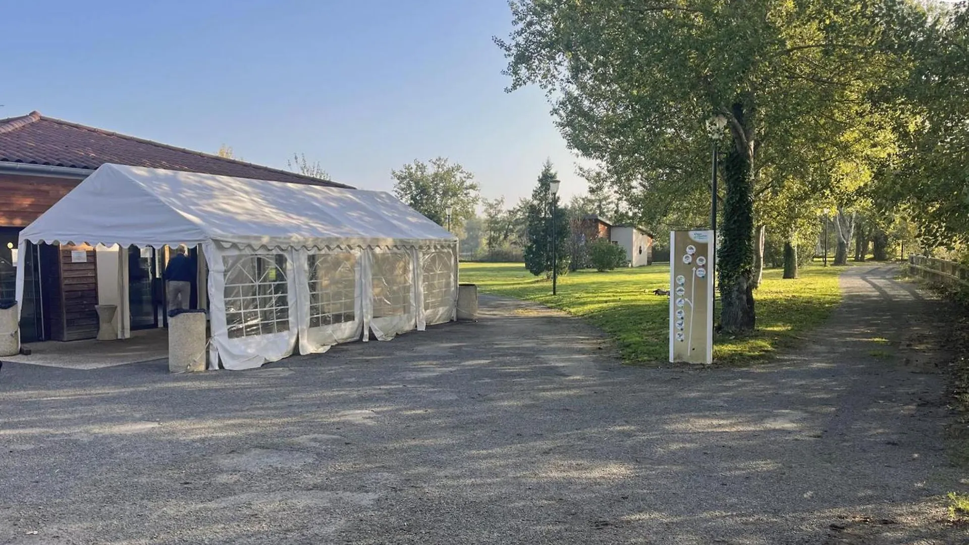 Chalets Confortables Au Bord D'Un Etang Avec Terrasse, Jardin Et Nombreuses Activites. - Fr-1-496-78 Veauchette