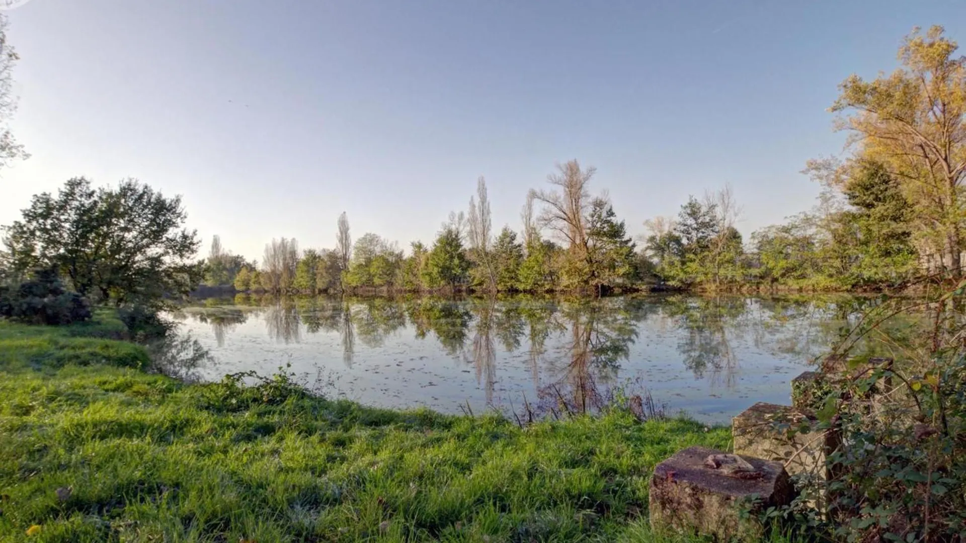 Holiday home Chalets Confortables Au Bord D'Un Etang Avec Terrasse, Jardin Et Nombreuses Activites. - Fr-1-496-78 Veauchette