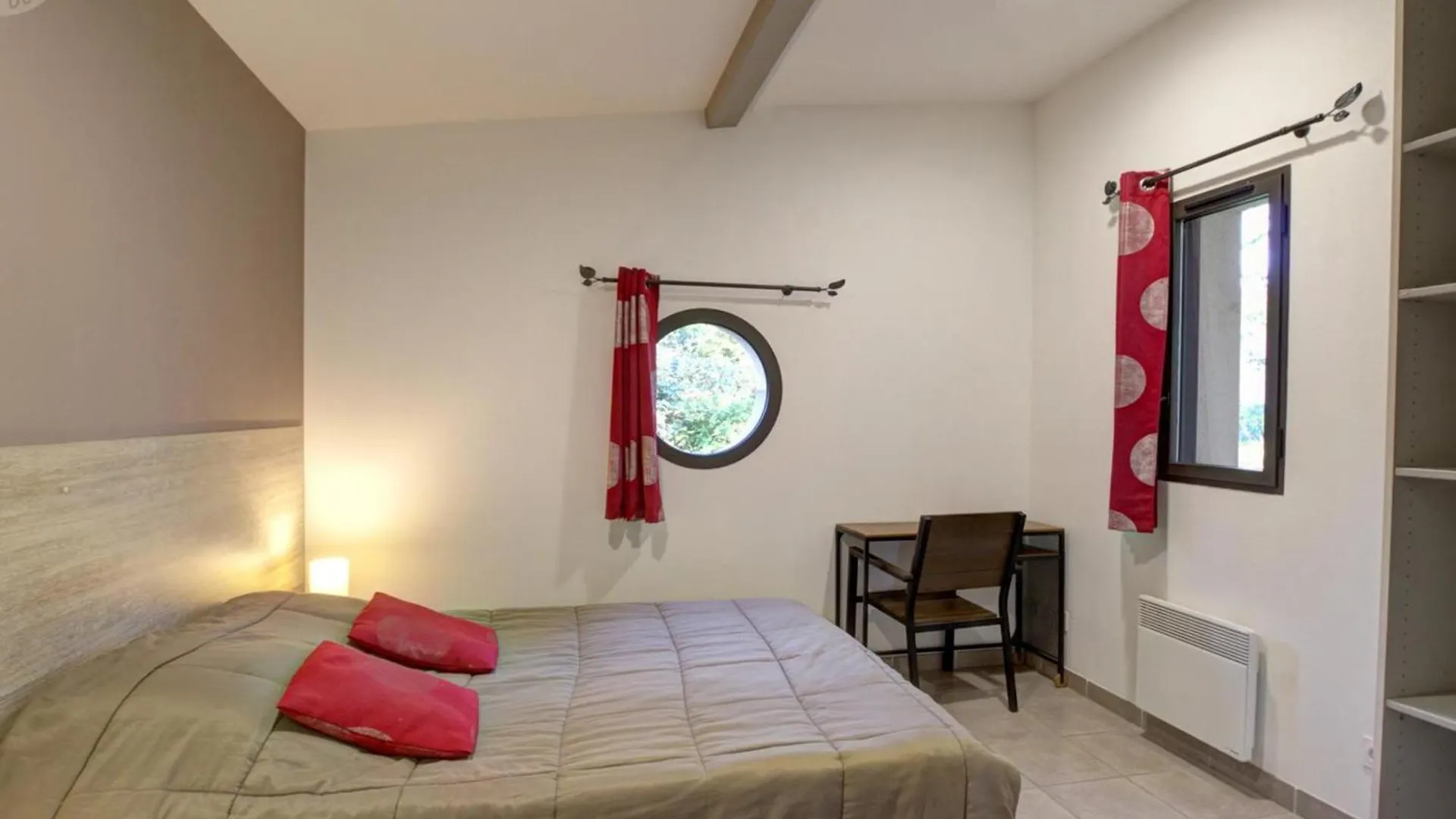 Holiday home Chalets Confortables Au Bord D'Un Etang Avec Terrasse, Jardin Et Nombreuses Activites. - Fr-1-496-78 Veauchette