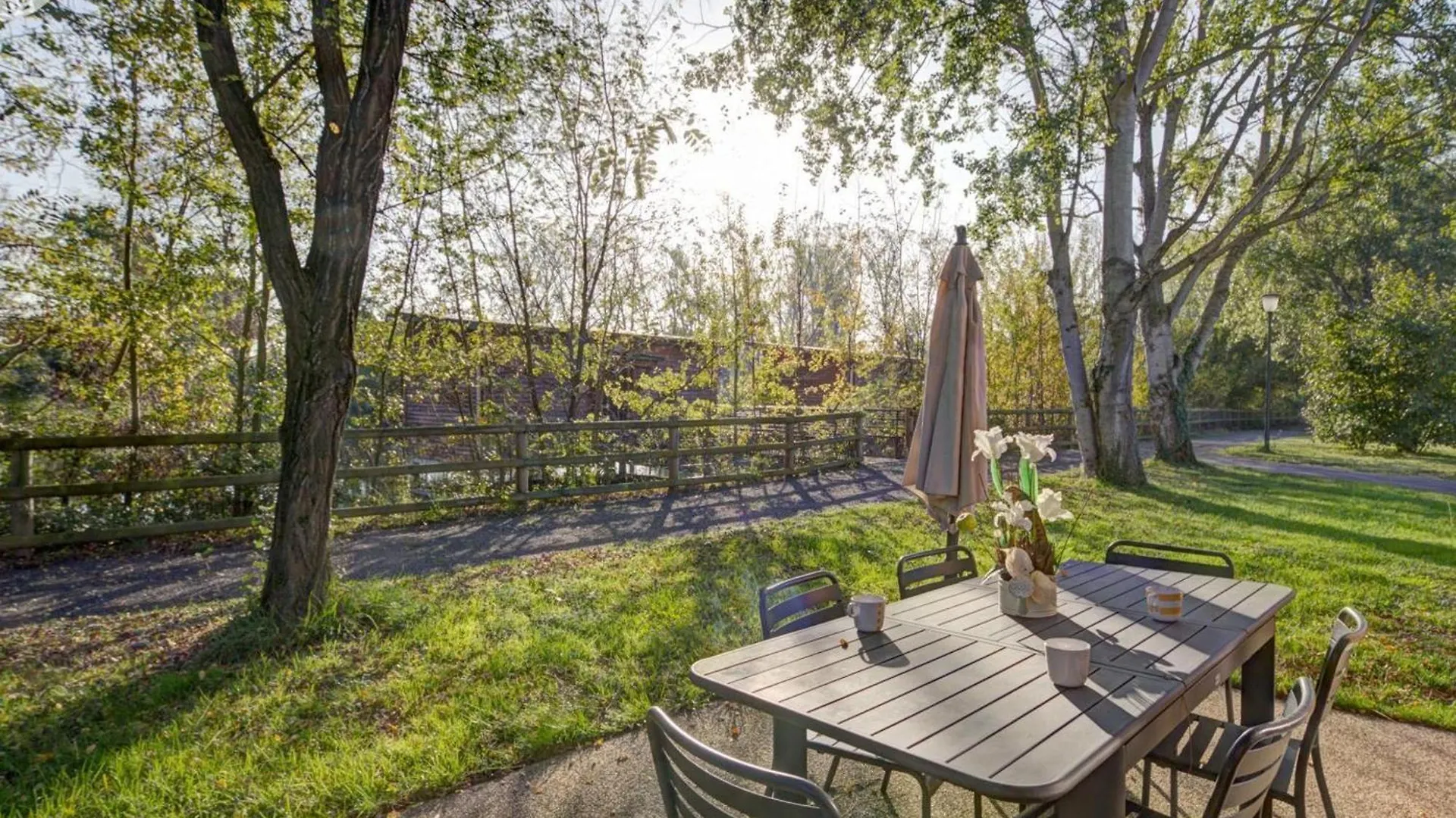 Chalets Confortables Au Bord D'Un Etang Avec Terrasse, Jardin Et Nombreuses Activites. - Fr-1-496-78 Veauchette 0*,