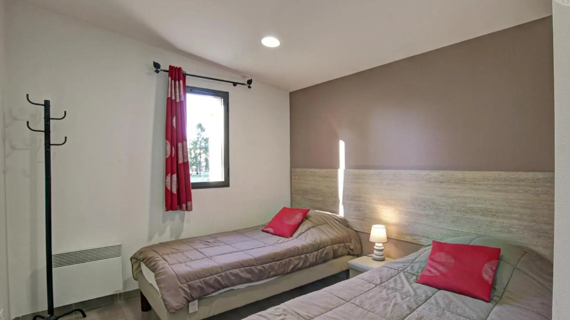 Holiday home Chalets Confortables Au Bord D'Un Etang Avec Terrasse, Jardin Et Nombreuses Activites. - Fr-1-496-78 Veauchette