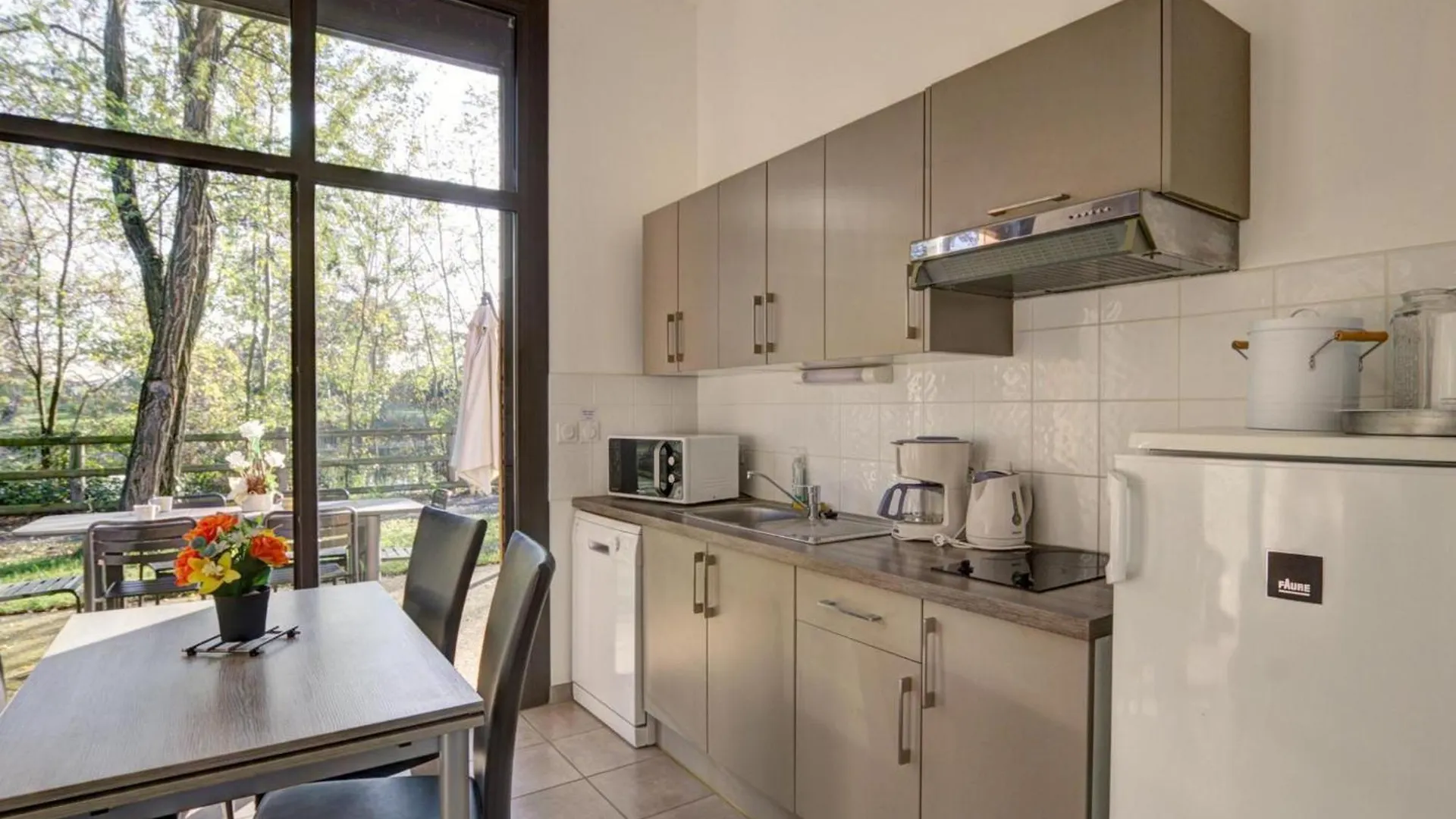 Chalets Confortables Au Bord D'Un Etang Avec Terrasse, Jardin Et Nombreuses Activites. - Fr-1-496-78 Veauchette