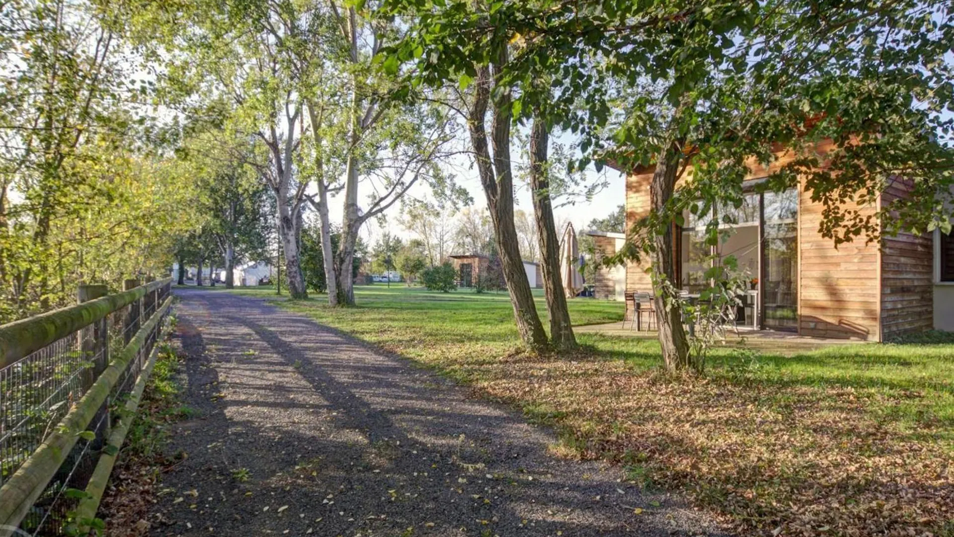 Chalets Confortables Au Bord D'Un Etang Avec Terrasse, Jardin Et Nombreuses Activites. - Fr-1-496-78 Veauchette Holiday home